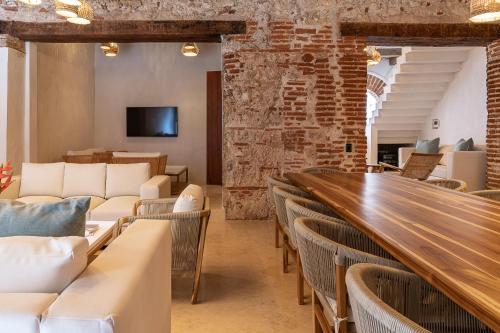 Una habitación grande con una mesa larga y sillas. en Hotel Voilá Getsemaní, en Cartagena de Indias