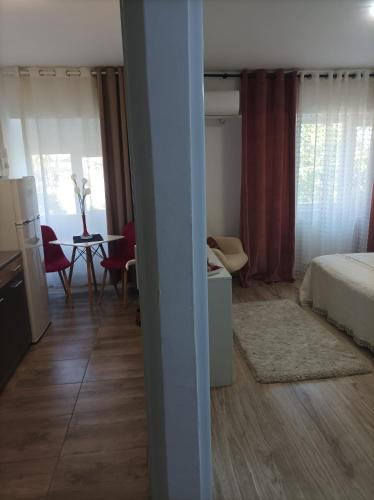 sypialnia z łóżkiem, stołem i krzesłami w obiekcie Soft Apartments w mieście Gałacz