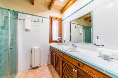 a bathroom with a sink and a shower at Ideal Property Mallorca - Puig d'en Guardiola in Moscari