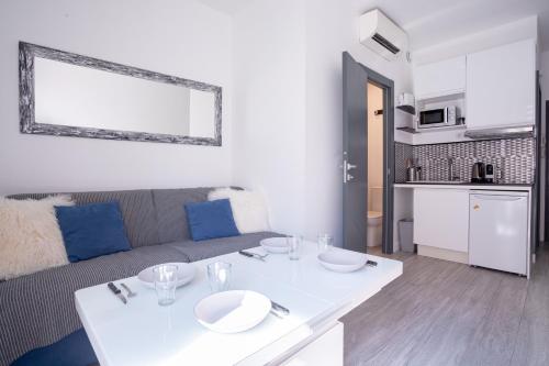 - un salon avec un canapé et une table blanche dans l'établissement Cannes Experience Pastour Privatize 6 aparts 10bedrooms&9baths 11doublebeds with his duplexpenthouse ROOFTOP close palais congres beaches et Suquet, à Cannes