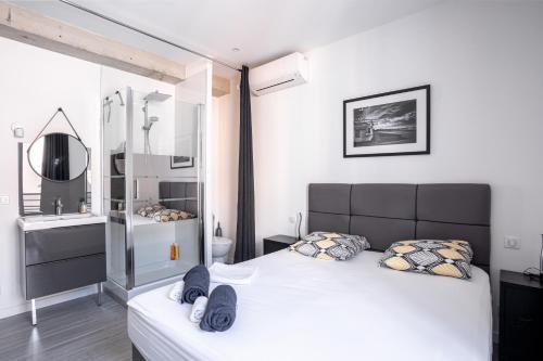 une chambre avec un lit blanc et un miroir dans l'établissement Cannes Experience Pastour Privatize 6 aparts 10bedrooms&9baths 11doublebeds with his duplexpenthouse ROOFTOP close palais congres beaches et Suquet, à Cannes