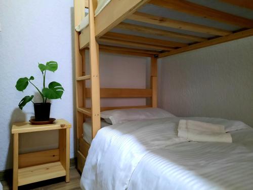 Una cama o camas en una habitación de "White House Nakani" - Guesthouse near the centre
