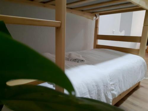 Una cama o camas en una habitación de "White House Nakani" - Guesthouse near the centre