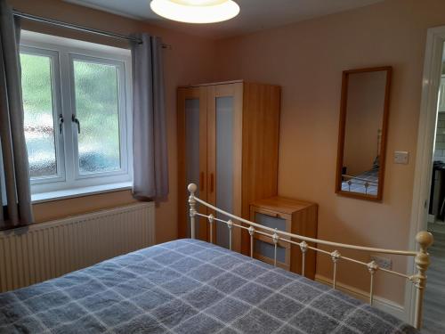 1 dormitorio con cama y ventana grande en Canal View en Todmorden