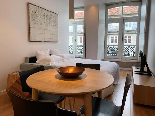 una camera con un letto e un tavolo con una ciotola sopra di RIBEIRA OPORTO APARTMENT (NEW) a Porto