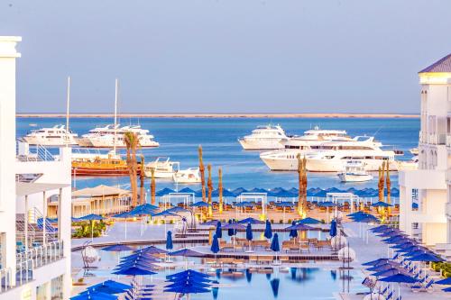 uitzicht op een jachthaven met boten in het water bij Pickalbatros Blu Spa Resort - Adults Friendly 16 Years Plus- Ultra All-Inclusive in Hurghada