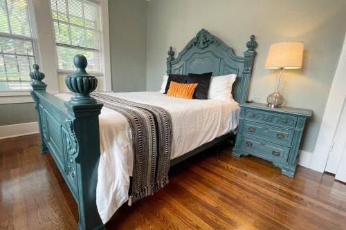 1 dormitorio con 1 cama azul y vestidor azul en Historic Revival 2BR Midtown Memphis Fast Wifi Free Parking Yes Pets, en Memphis