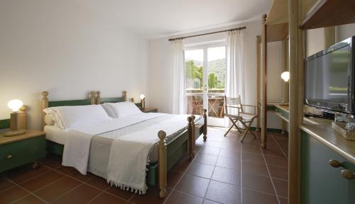 Un pat sau paturi într-o cameră la Residenza Sant’Anna Del Volterraio