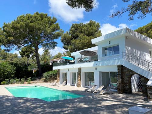 une villa avec piscine et une maison dans l'établissement Villa 6 Chambres, Piscine, vue Mer, à Proximité de la Plage , Cavalaire-sur-mer, à Cavalaire-sur-Mer
