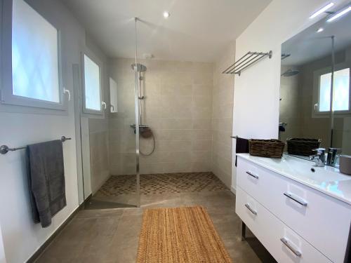 uma casa de banho com um chuveiro e um lavatório. em Villa 6 Chambres, Piscine, vue Mer, à Proximité de la Plage , Cavalaire-sur-mer em Cavalaire-sur-Mer