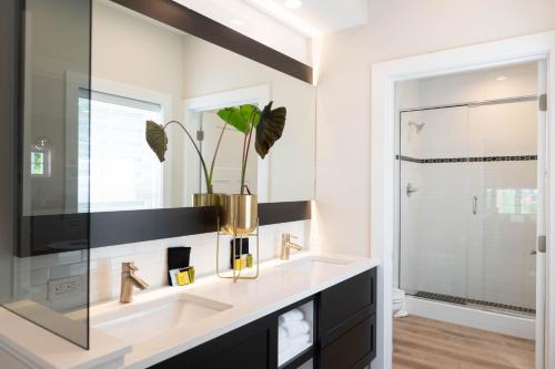 uma casa de banho com 2 lavatórios e um espelho em Bay Pointe Inn em Orangeville