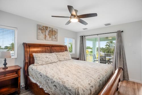 - une chambre avec un lit et un ventilateur de plafond dans l'établissement Sunset Villa, à Big Pine Key