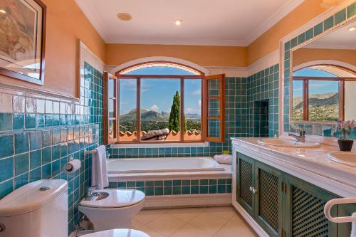 Koupelna v ubytování Townhouse with pool and mountain views, just 5 min