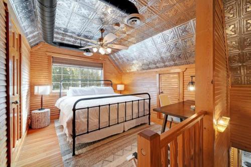 Postel nebo postele na pokoji v ubytování Twilight Ranch - 6 acre ranch w/hot tub and dog friendly!
