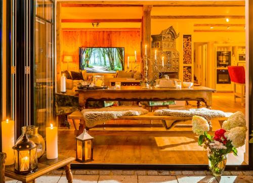 a living room with a couch and a table at Weisst Du noch - Gästehäuser & Suiten Rügen in Seedorf