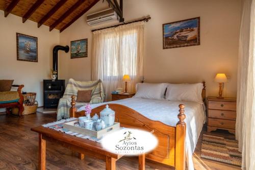 Säng eller sängar i ett rum på Ayios Sozontas Villa - The ideal getaway