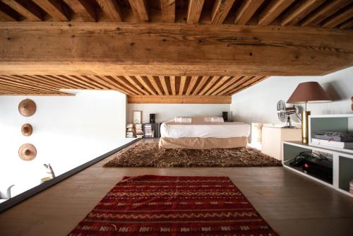 une chambre avec un lit et un tapis au sol dans l'établissement LE LOFT ETHNIC - avec jolie vue sur la Saône, à Lyon