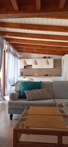 uma sala de estar com um sofá e uma mesa em Beautiful chalet with wifi and free parking em Arona