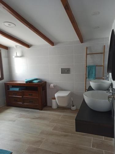 łazienka z wanną, umywalką i toaletą w obiekcie Beautiful chalet with wifi and free parking w Aronie
