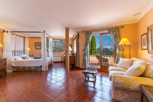 Postel nebo postele na pokoji v ubytování Townhouse with pool and mountain views, just 5 min