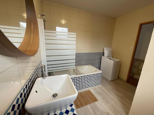 a bathroom with a sink and a bath tub at le Cottage de la Plage - Maison avec garage in Mers-les-Bains