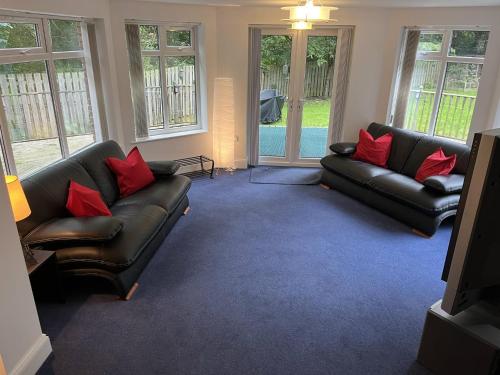 Ruang duduk di BlaydonBurn - Sleeps 4 5 - Parking - HotTub - Yard
