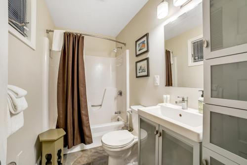 La salle de bains blanche est pourvue d'un lavabo et de toilettes. dans l'établissement Sugar Run: 25, à Sugarbush Village