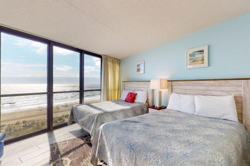 - une chambre avec 2 lits et une vue sur l'océan dans l'établissement Golden Sands VI, à Ocean City