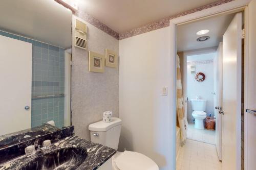 La salle de bains est pourvue de toilettes et d'un lavabo. dans l'établissement Golden Sands VI, à Ocean City