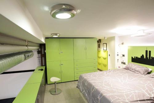 - une chambre avec un lit et une armoire verte dans l'établissement Duplex en Chamberi Osoteca, à Madrid