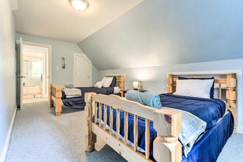 1 Schlafzimmer mit 2 Betten in einem Zimmer in der Unterkunft Grand Worcester Getaway with Large Private Yard! in Worcester