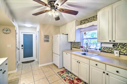 Η κουζίνα ή μικρή κουζίνα στο Spacious Satellite Beach Home Walk to Shore!