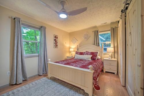 Ένα ή περισσότερα κρεβάτια σε δωμάτιο στο Charming Maggie Valley Getaway with Fire Pit!