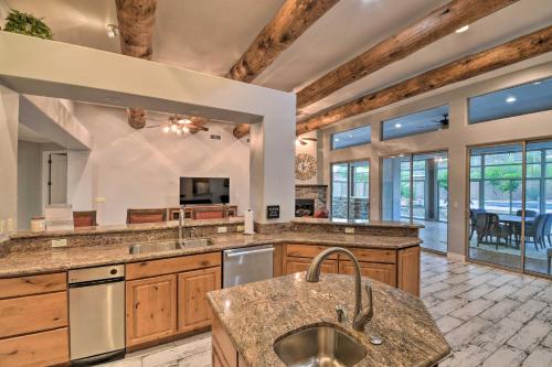 Una cocina o zona de cocina en Luxe Phoenix Home Desert Butte View and Heated Pool