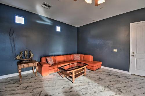 Zona de estar de Luxe Phoenix Home Desert Butte View and Heated Pool