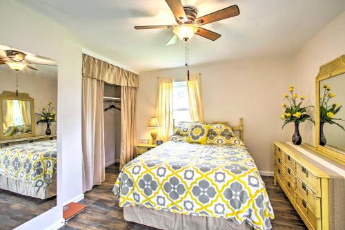 - une chambre avec 2 lits et un ventilateur de plafond dans l'établissement New Orleans Getaway about 7 Mi to French Quarter!, à La Nouvelle-Orléans