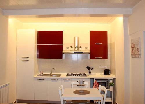 Köök või kööginurk majutusasutuses La Finestrella di Danera