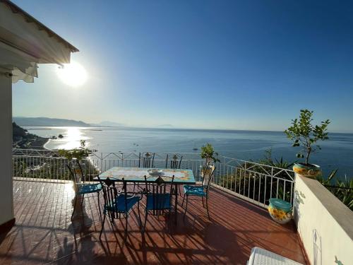 uma mesa e cadeiras numa varanda com vista para o oceano em MAR-ISA Amalfi Coast em Vietri