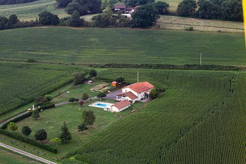 eine Luftansicht eines Hauses in der Mitte eines Feldes in der Unterkunft Monlezun in Monlezun