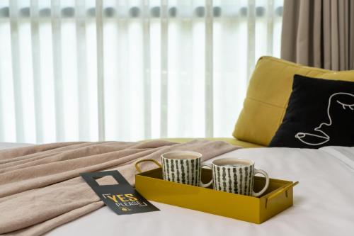 Una cama o camas en una habitación de BY14 TLV Hotel