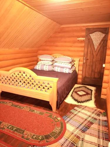 Dormitorio pequeño con cama en el ático en Затишний будиночок en Bukovets