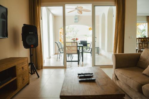 TV a/nebo společenská místnost v ubytování Private Villa LaPerla Iberosta 3BDR, Pool, Beach, WiFi