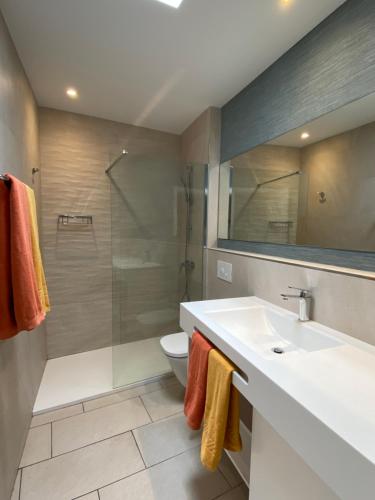 La salle de bains est pourvue d'un lavabo, de toilettes et d'une douche. dans l'établissement Bungalows Granada Beach, à Playa del Ingles