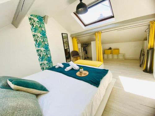 ein Schlafzimmer mit einem Bett und einem Tablett darauf in der Unterkunft Appartement douillet 1 chambre - centre ville in Argenteuil