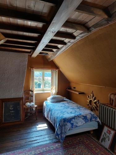 une chambre avec un lit et une fenêtre dans une pièce dans l'établissement Huize Carmélites, à Fumay
