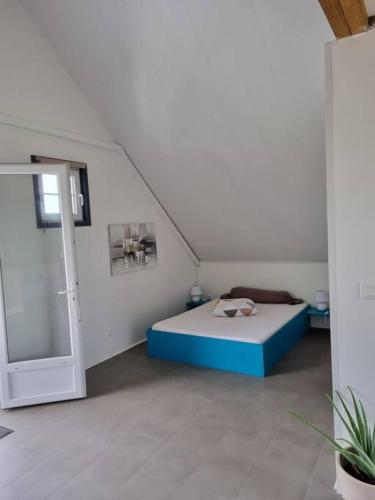 um quarto com uma cama num quarto em APPARTEMENT SANS SOUCIS em Le Vauclin