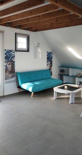 salon z zieloną kanapą i stołem w obiekcie APPARTEMENT SANS SOUCIS w mieście Le Vauclin