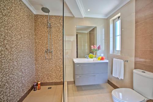 ヴァーレ・ド・ローボにあるVilla Beirais by Villa Plusのトイレ、洗面台、シャワー付きのバスルーム