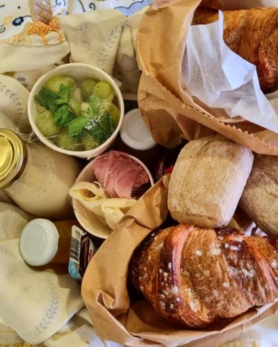 een heleboel verschillende soorten brood en gebak bij Oporto INNside House in Porto