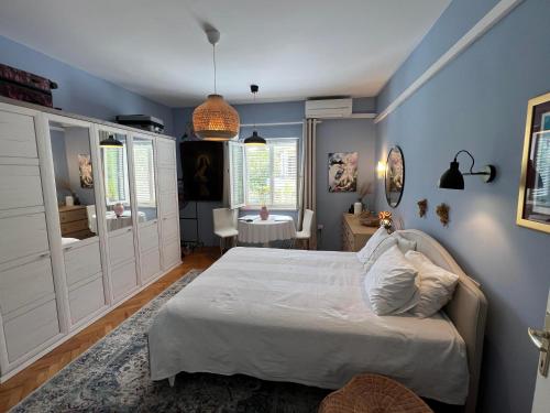 Blue Room and Private Bathroom